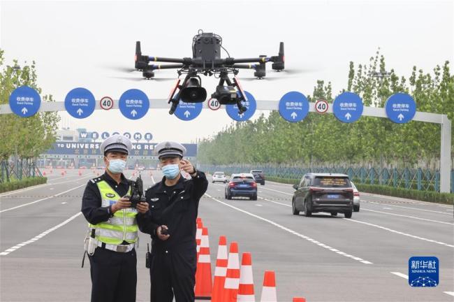 （社会）（2）北京交警启用无人机参与交通执勤