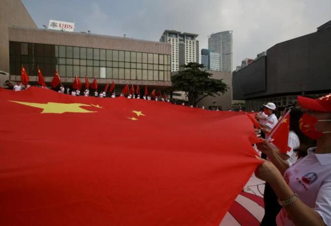 香港现30米巨型五星红旗，大街小巷披上了“中国红”