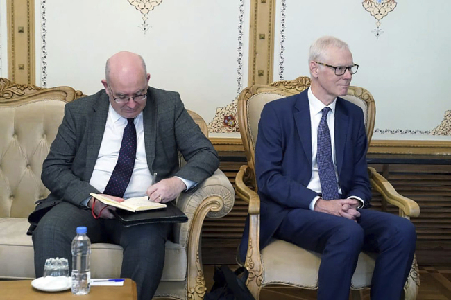 英国特使与塔利班高官在喀布尔举行会谈