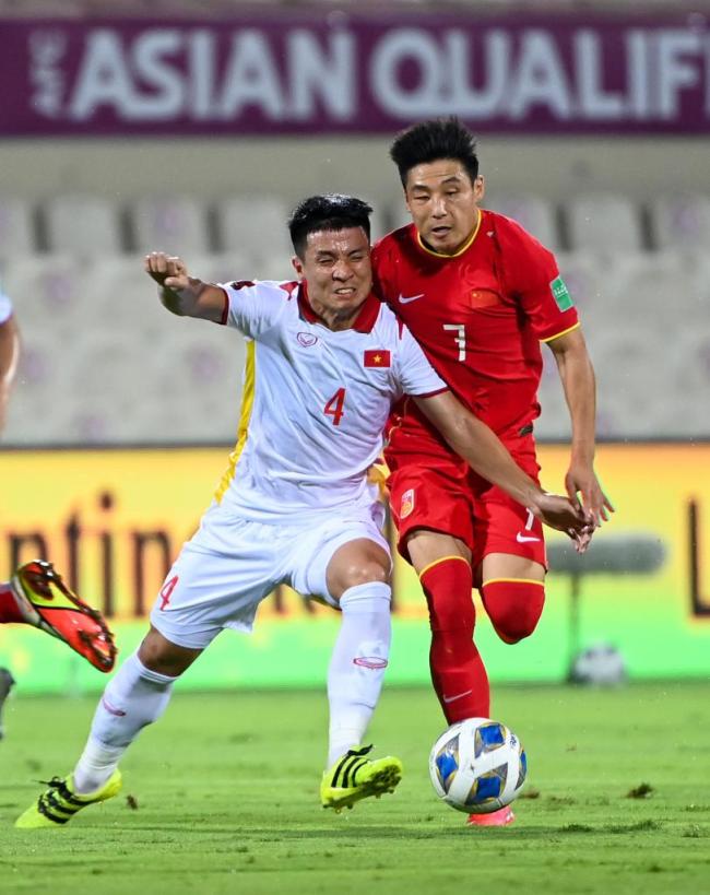 10月7日，世预赛12强赛，中国队球员武磊（右）与越南队球员裴进勇拼抢。新华社发