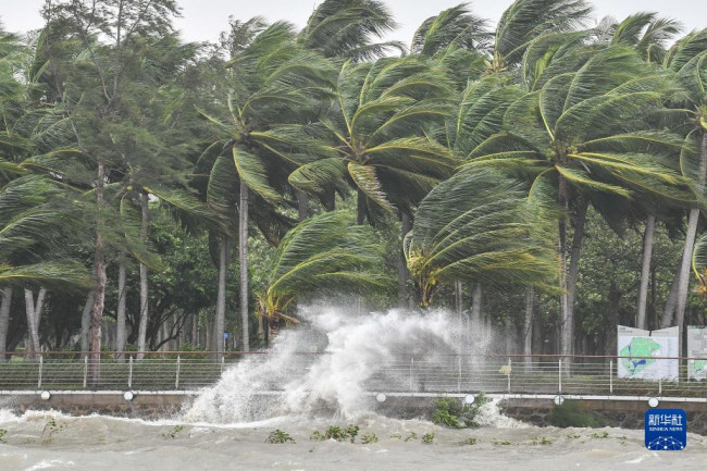 台风“圆规”持续加强 登陆最大风力或达13级