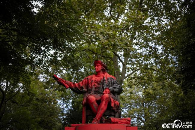 伦敦：哥伦布雕像被泼红油漆