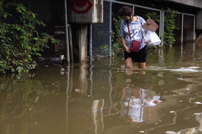 泰国爆发洪水 居民家中被淹没