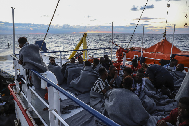 意大利海岸警卫队营救马耳他海域412名遇险难民