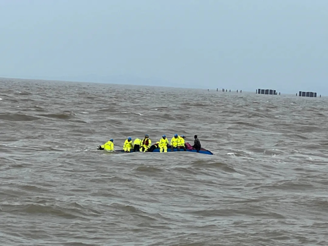 海南一船只侧翻12人落海 海岸警察紧急营救