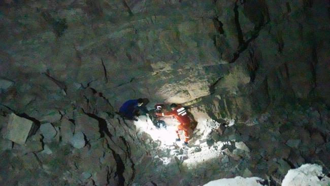 内蒙古乌海3人爬山2人遇难1人被困 消防紧急救援