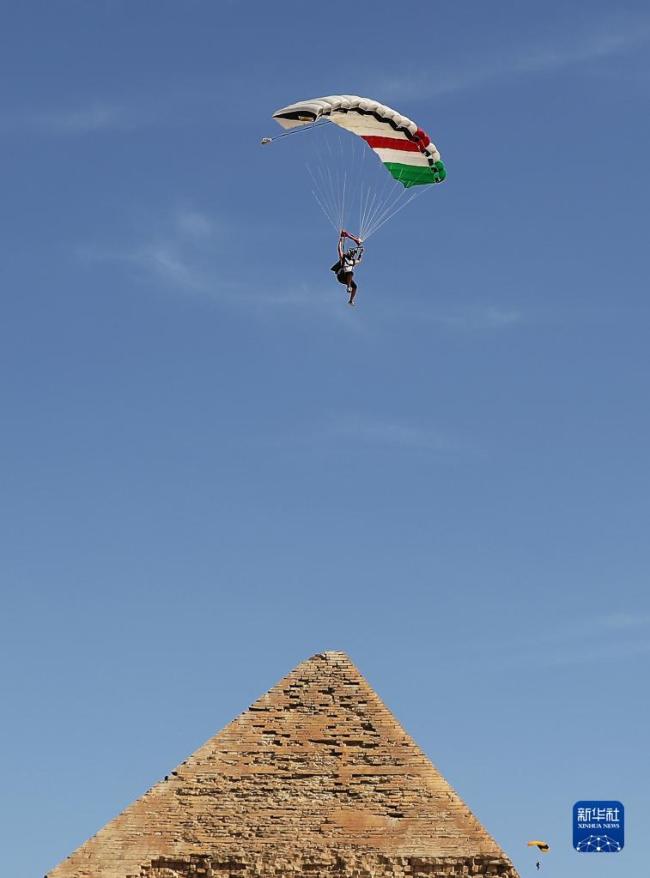埃及举办第四届金字塔国际跳伞节