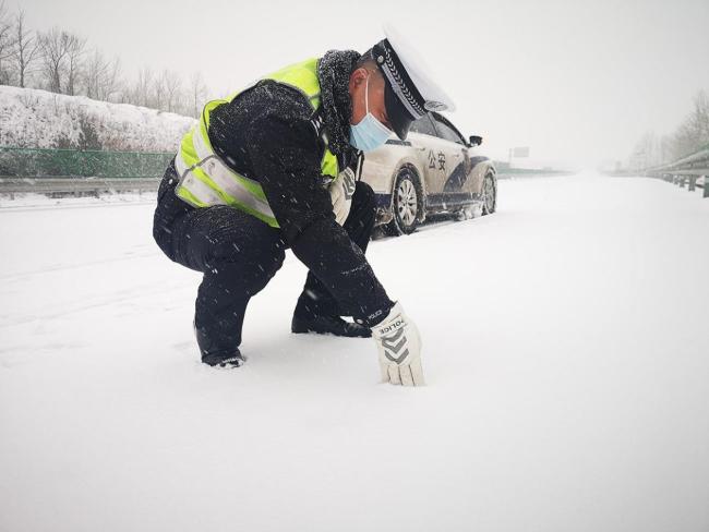 山西大同朔州变更发布暴雪橙色预警 局地为红色