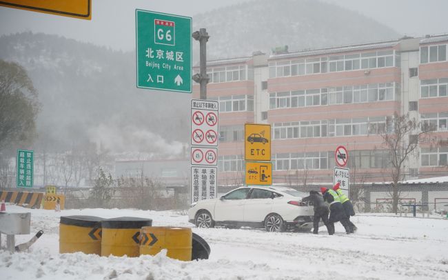 实探京郊延庆初雪：工作人员连夜执勤 西拨子收费站有车辆抛锚