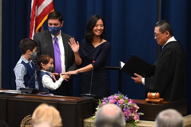 美国波士顿首位华裔女市长宣誓就职 家人一起亮相
