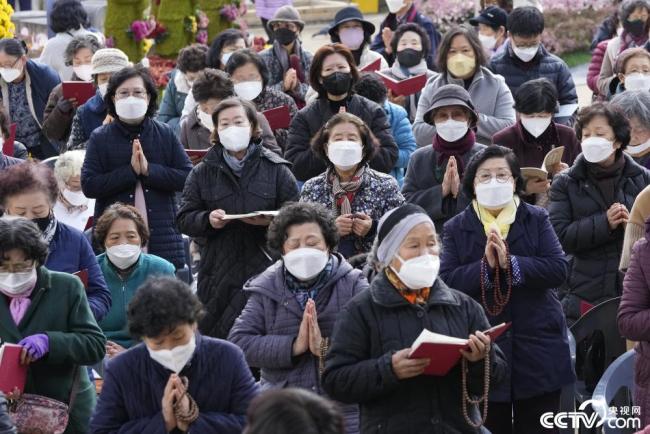 韩国高考在即 家长为考生祈福
