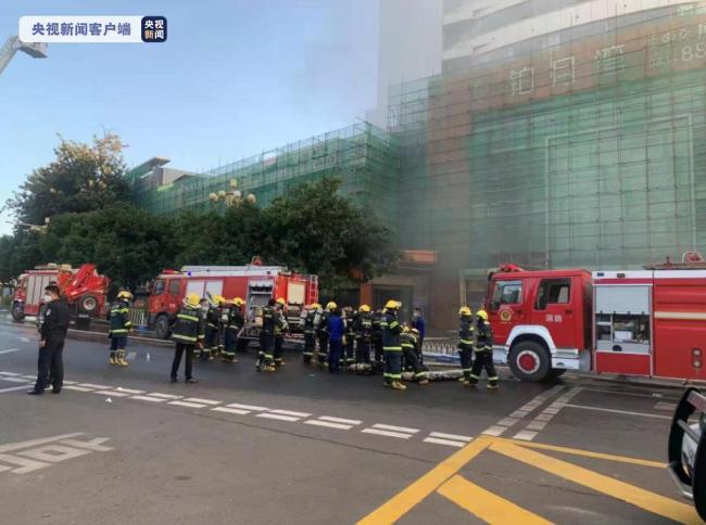四川西昌市一酒店发生火灾 现场救出6名被困人员