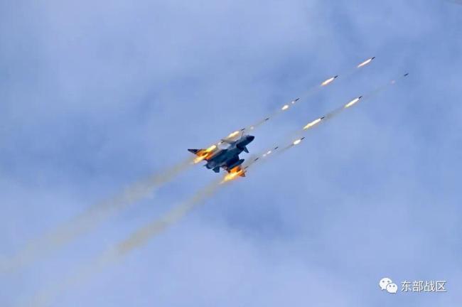 燃!东部战区飞行员进行实弹射击训练