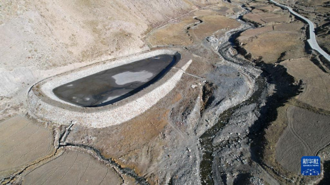 这是入选2021年度世界灌溉工程遗产名录的西藏萨迦古代蓄水灌溉系统（10月23日摄，无人机照片）。新华社记者 刘诗平 摄