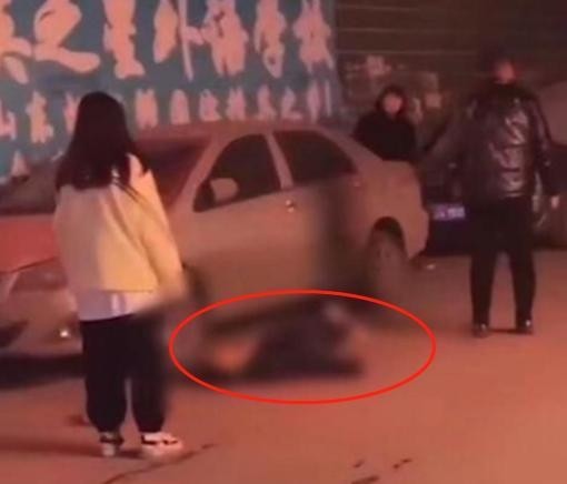 辽宁一跑车疑故意加速将人撞飞
