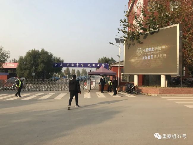 11月15日，学员出入豫北驾校，校内北区为练车场。新京报记者 聂辉 摄