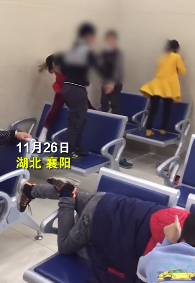 熊孩子医院内踩着座椅打闹没人管 男子制止称“这是公共场合”