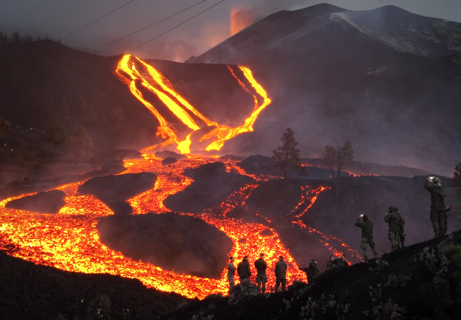 西班牙海岛火山喷发10周不停歇