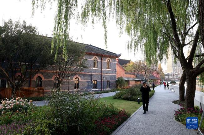 大学拆墙 还河于民