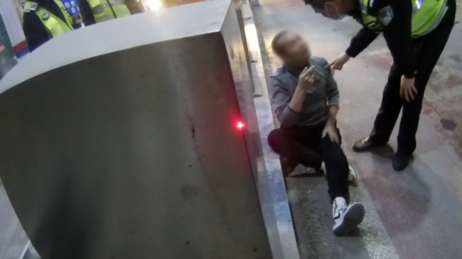 北京房山警方：一男子冲撞、辱骂民警被依法拘留