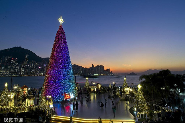 维港6层楼高巨型圣诞树亮相