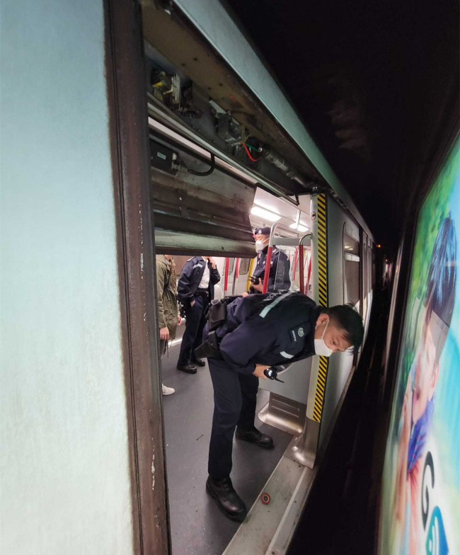 列车车门脱落 港铁:隧道广告牌部件移位后产生碰撞