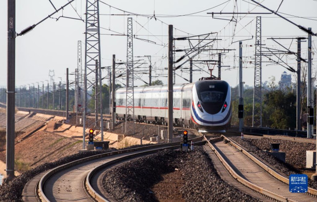 12月3日，“澜沧号”动车组列车驶离老挝万象站。