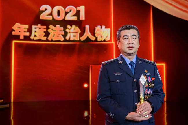 代领人：黑龙江省哈尔滨市公安局刑事技术支队副支队长、崔道植的儿子崔英滨