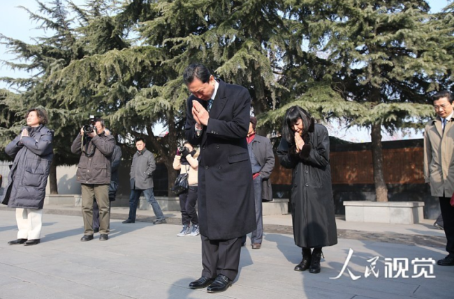 2013年1月17日上午，南京，日本前首相鸠山由纪夫前往侵华日军南京大屠杀遇难同胞纪念馆参观访问。图自人民视觉