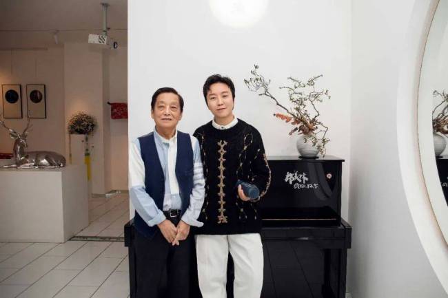 韩美林到访李玉刚“玉空间”，为其珍藏钢琴签名题字