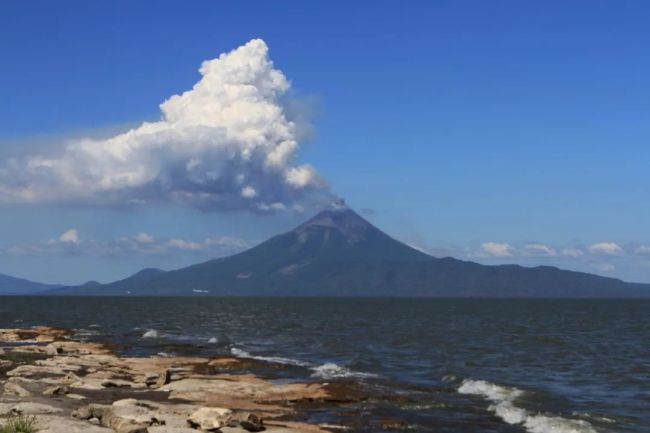 2015年12月2日，尼加拉瓜西部莫莫通博火山喷发出大量气体和火山灰。（新华社发，约翰·布斯托斯摄）