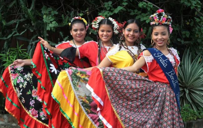 2010年7月26日，尼加拉瓜首都马那瓜，参加选美比赛的参赛者。（新华社发）