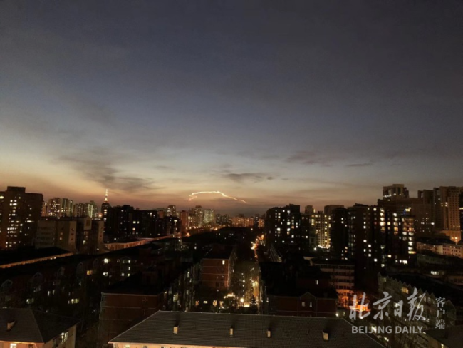 北京出现烟火般晚霞！专家：可能是火箭云