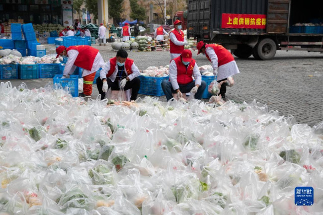 12月12日，浙江省绍兴市上虞区志愿者分拣打包生活物资，准备向居家隔离的居民配送。