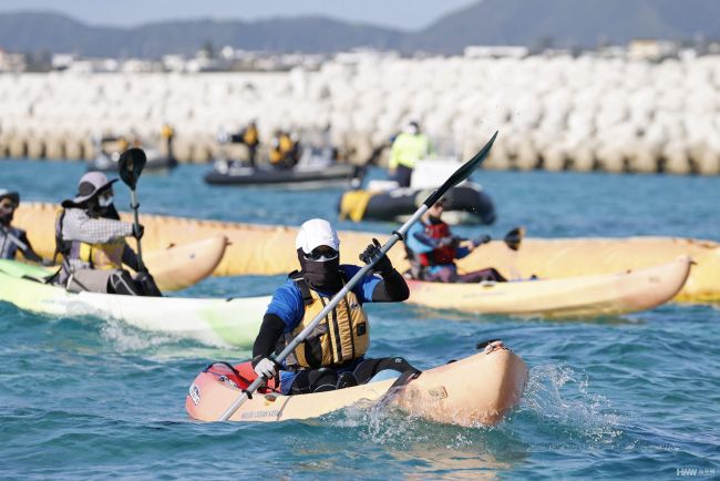 反对美军普天间机场搬迁 日本冲绳民众坐皮划艇抗议