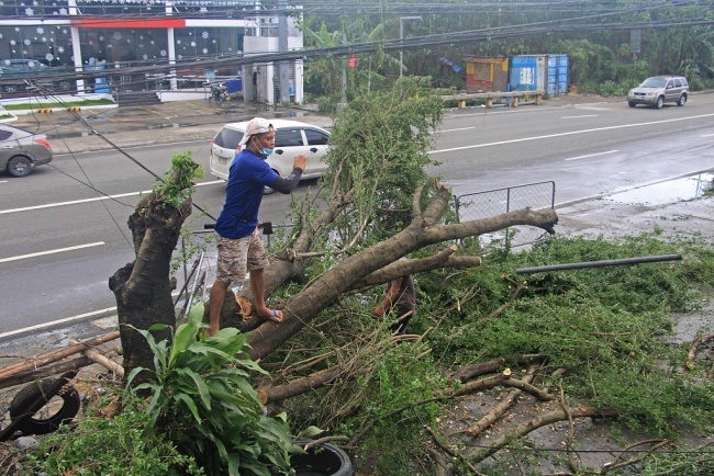 台风“雷伊”横扫菲律宾8度登陆 33万余人撤离灾区