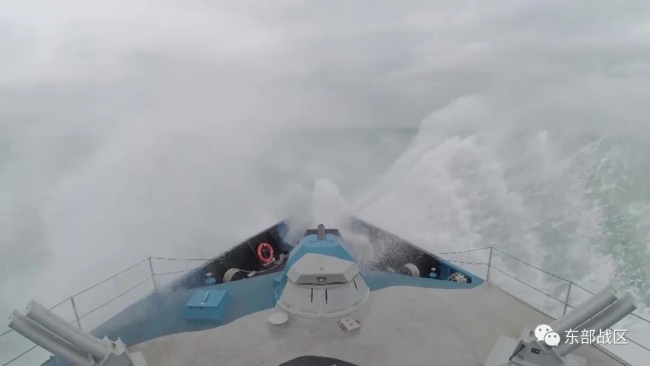 开火！东部战区导弹快艇开展海上实战化训练