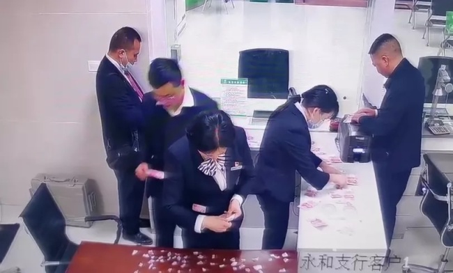 6000元钱被撕成碎片，银行工作人员拼了！