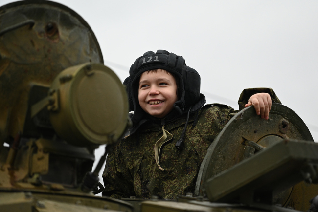 俄罗斯最小的士兵图片