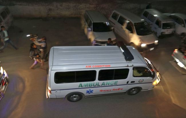 孟加拉国渡轮失火致32死 现场惨烈：乘客跳水求生