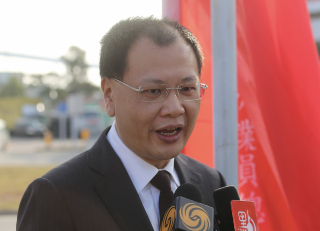 千辆的士挂国旗在香港巡游，贺立法会开启新篇章