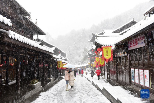 12月26日，游人在重庆市酉阳土家族苗族自治县酉州古城景区赏雪。