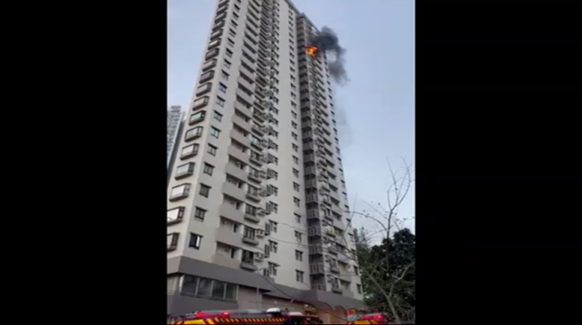 港媒：荃湾一高层住宅起火，居民挥白布求救