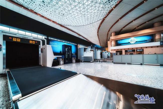 建在森林里的绝美高铁站开通