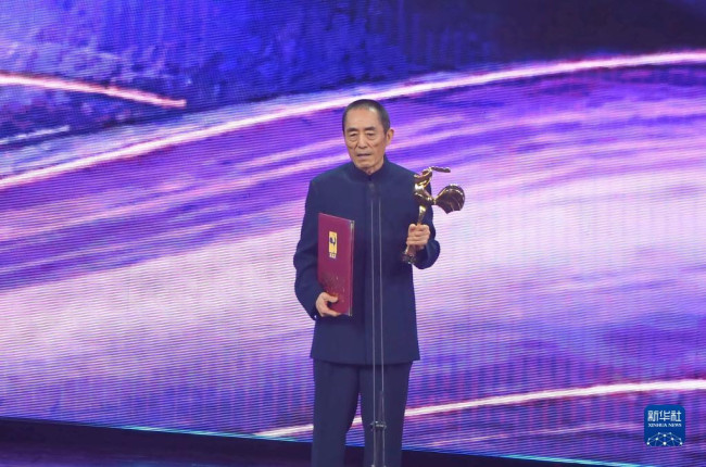 12月30日，张艺谋凭借影片《悬崖之上》获得最佳导演奖。
