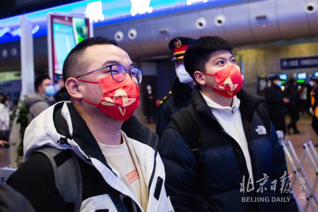北京西站，旅客驻足聆听习主席新年祝福！