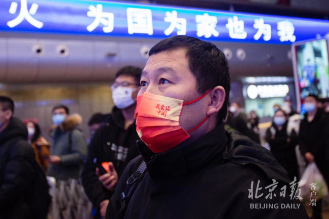 北京西站，旅客驻足聆听习主席新年祝福！