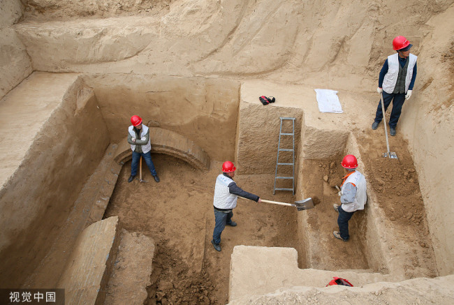 2021年12月31日，河南三门峡市，工作人员对战国早期墓葬群进行发掘。