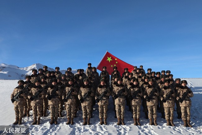 硬核儀式感,！新疆軍區(qū)官兵5200米雪域用吊車(chē)升國(guó)旗