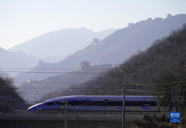 1月6日，G9981次北京冬奥列车驶过居庸关长城。